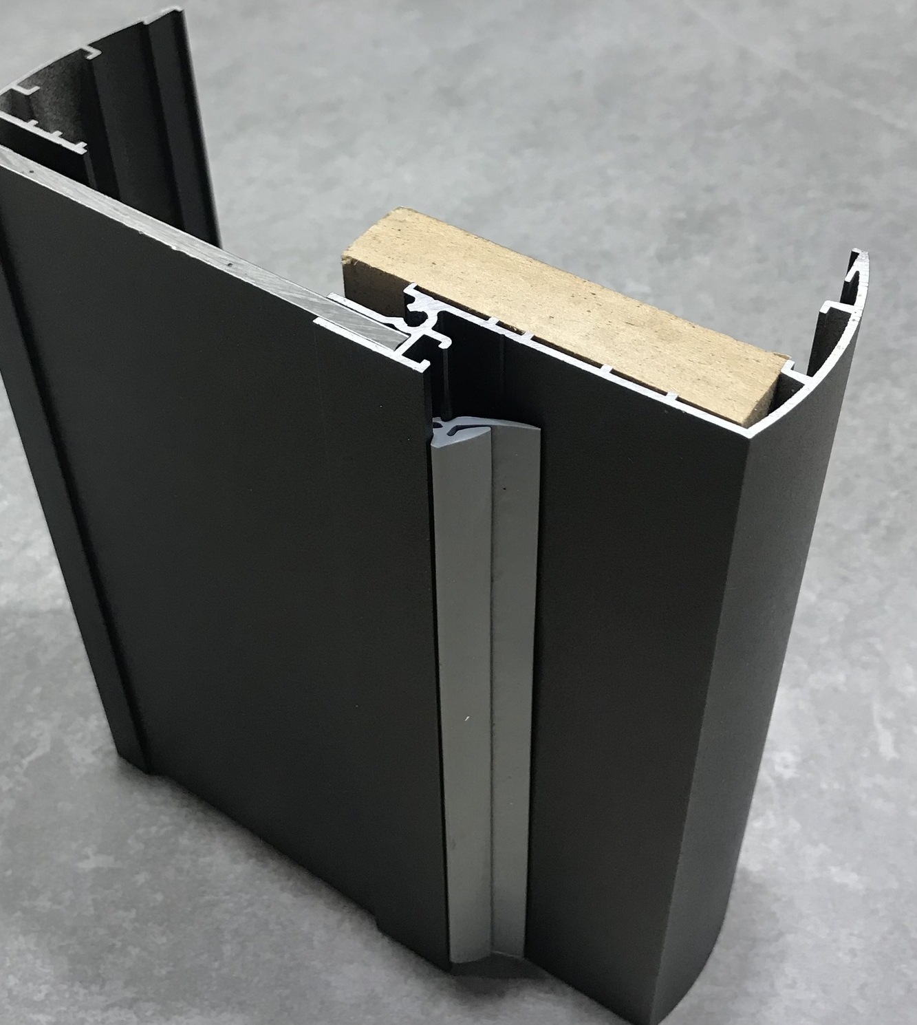 Чёрная коробка (алюминий) для стеклянных дверей.